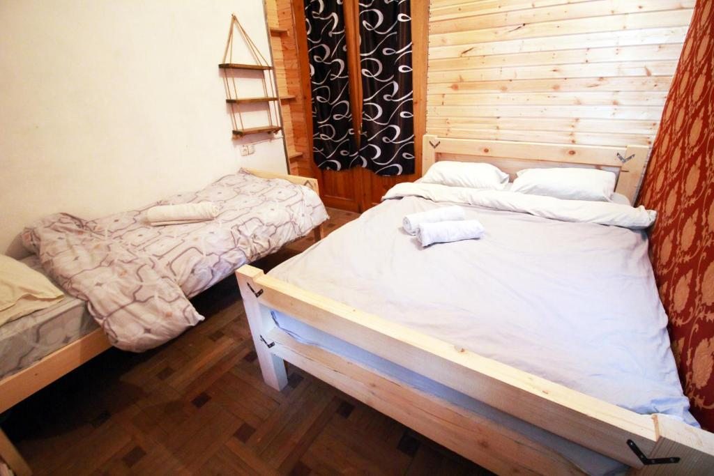 Трехместный (Трехместный номер с основными удобствами и общей ванной комнатой) хостела Sheni, Тбилиси