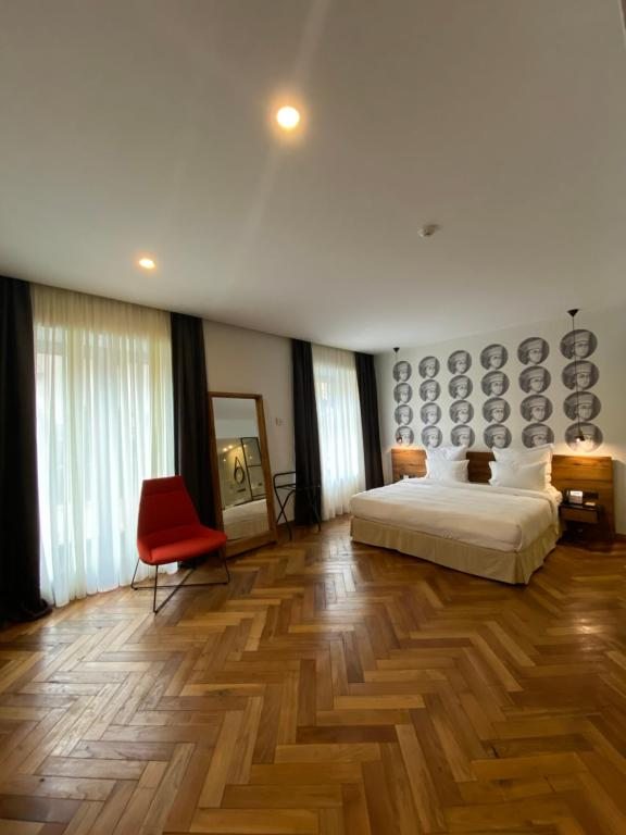 Двухместный (Улучшенный двухместный номер с 1 кроватью) отеля Шота Руставели, Тбилиси