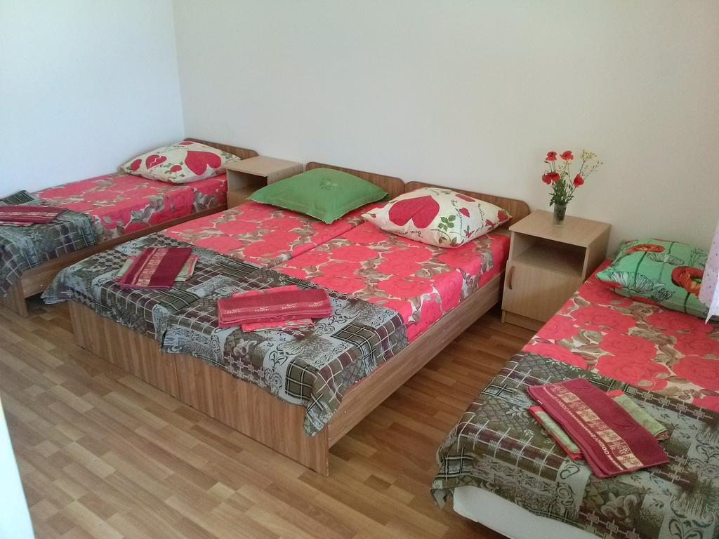 Четырехместный (Стандартный четырехместный номер) гостевого дома Лайнер, Кучугуры