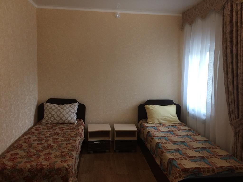 Трехместный (Трехместный номер с ванной комнатой) отеля Эдельвейс, Нижний Ломов
