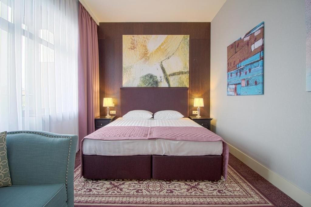 Двухместный (Улучшенный двухместный номер с 1 кроватью или 2 отдельными кроватями, вид на озеро) мини-отеля Юдино Парк