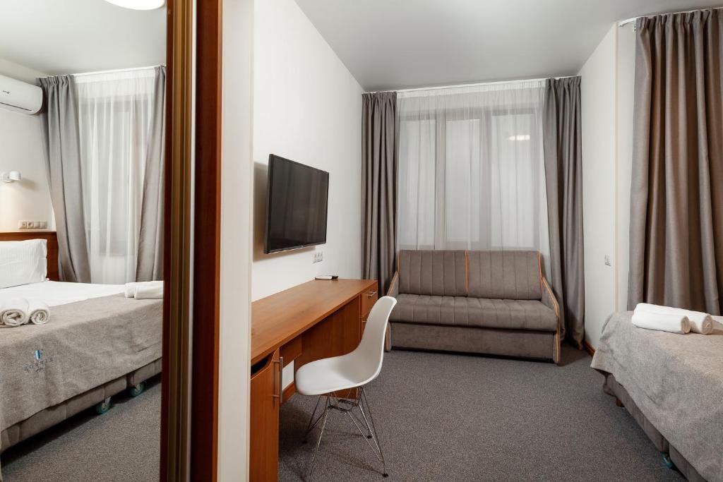 Двухместный (Двухместный номер с 1 кроватью или 2 отдельными кроватями и балконом) отеля Riffos, Адлер