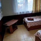 Двухместный (Двухместный номер с 2 отдельными кроватями и дополнительной кроватью), Гостиница Гостевой дом на улице Новороссийская 25