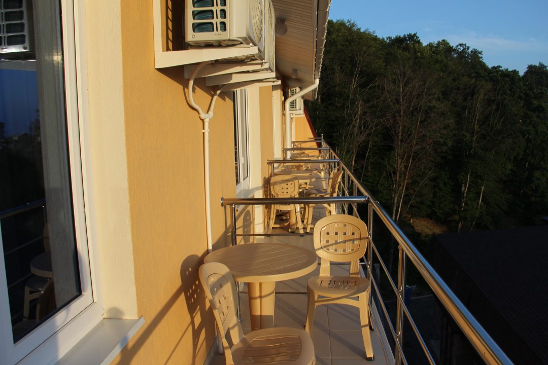 Балкон, Отель Возрождение