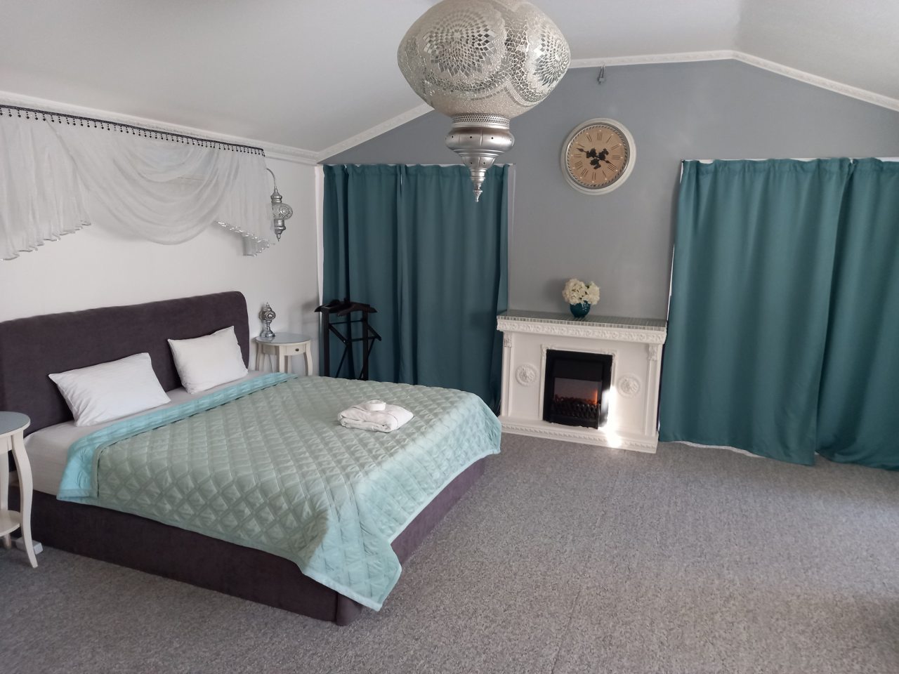 Спальня с кроватью King Saze