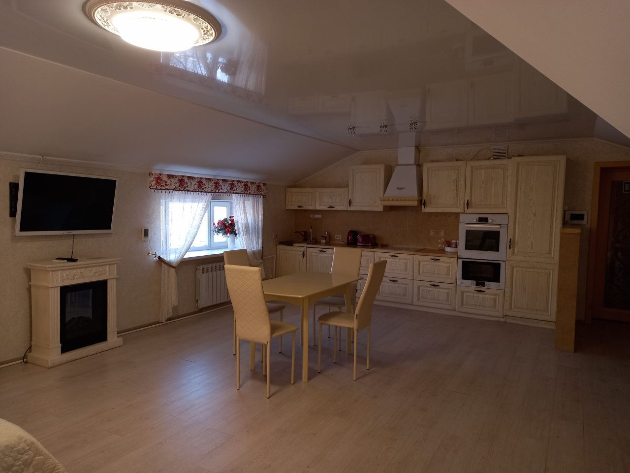 Комната-студия (зона кухни и обеденная зона)