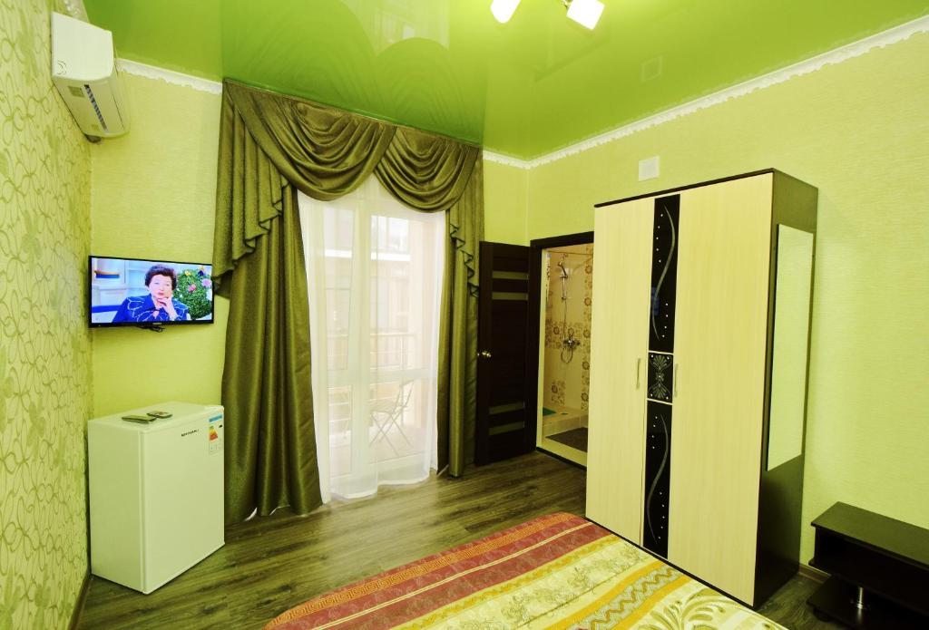Двухместный (Двухместный номер с 1 кроватью и балконом) гостевого дома Абрикос, Кабардинка