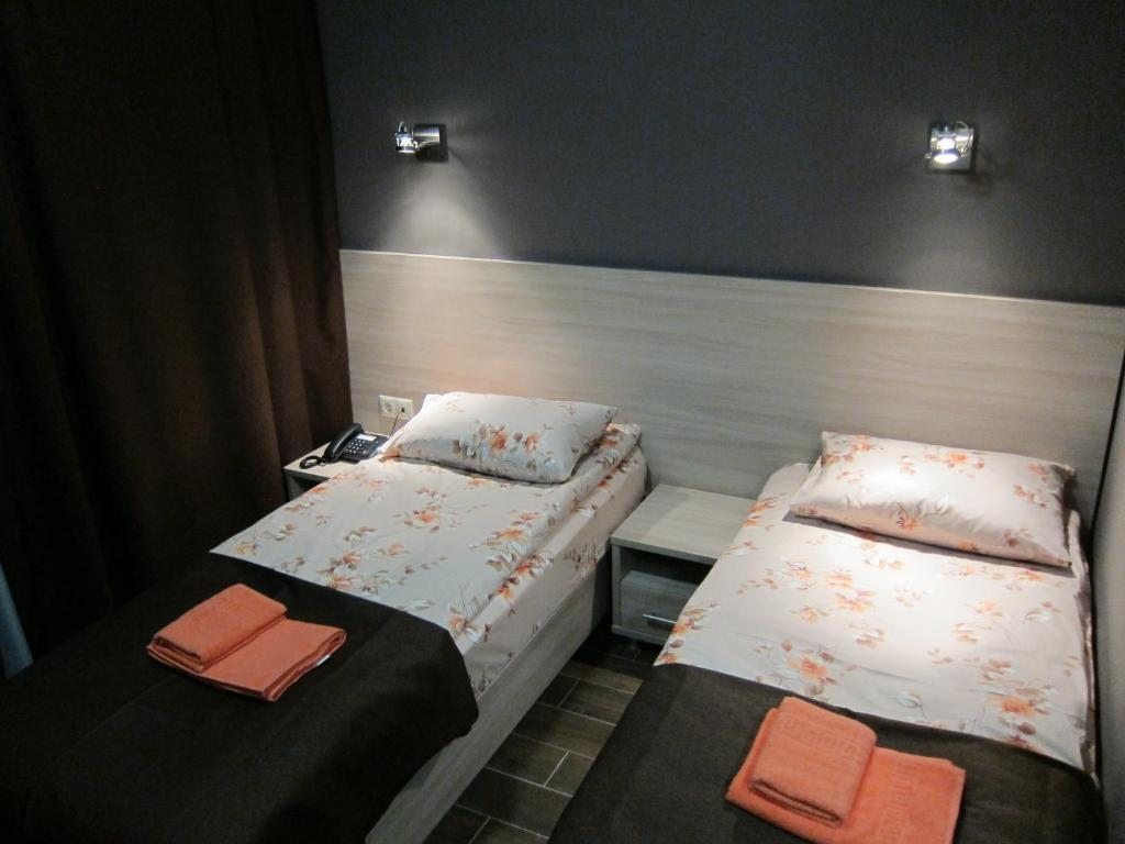 Двухместный (Двухместный номер Делюкс с 1 кроватью или 2 отдельными кроватями и балконом) отеля Авиатор, Липецк