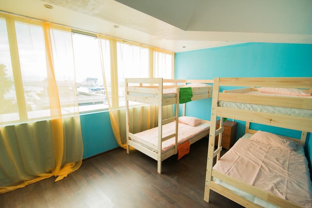 Восьмиместный (Койко-место в 8-местном номере, с видом на море, женский) хостела Порт Сочи