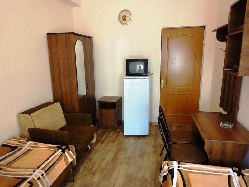 Двухместный (Двухместный номер с 2 отдельными кроватями и общим туалетом) отеля Минск, Лазаревское