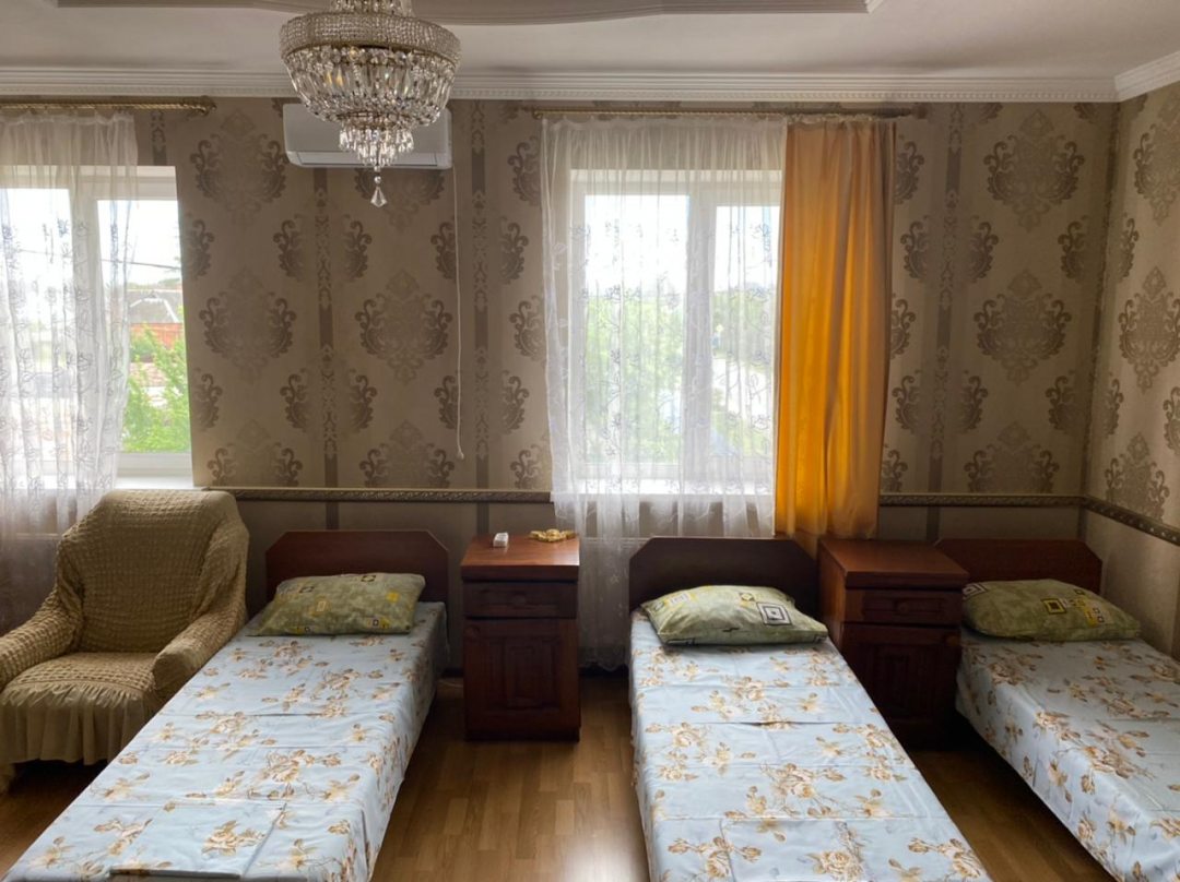 Пятиместный (семейный номер с собственной ванной комнатой) гостиницы Гостевой дом, Славянск-на-Кубани