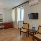 Трехместный (Трехместный номер с балконом), Отель Лунный Берег
