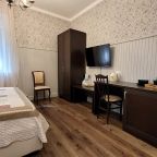 Двухместный (Номер 10, 2-х местный однокомнатный номер повышенной комфортности с одной двуспальной кроватью и диваном), Гостиница Green House
