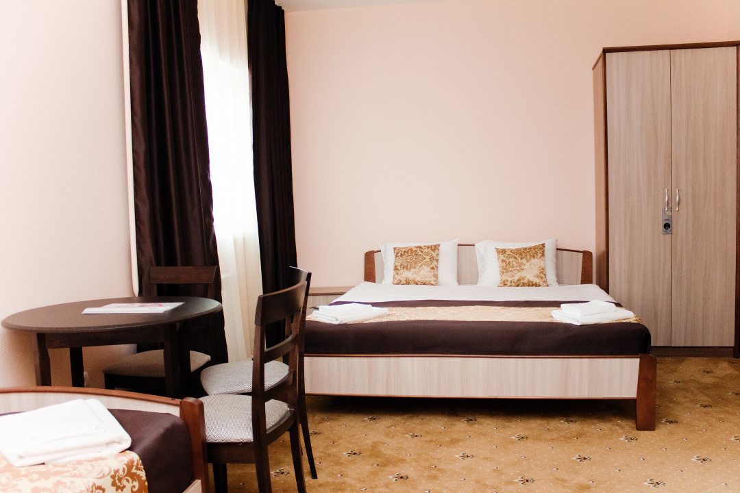 Трехместный (С двуспальной и односпальной кроватями) гостиницы Енисей, Саяногорск