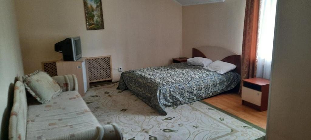 Трехместный (Стандартный трехместный номер) отеля Нурлытау, Боровое (Акмолинская область)