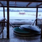 Горячая купель с видом на озеро.