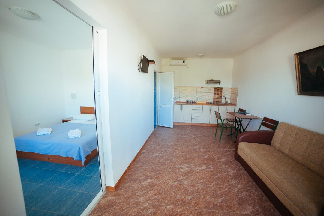 Четырехместный (Семейный 2-комнатный) гостевого дома Ферма солнца, Курортное, Крым