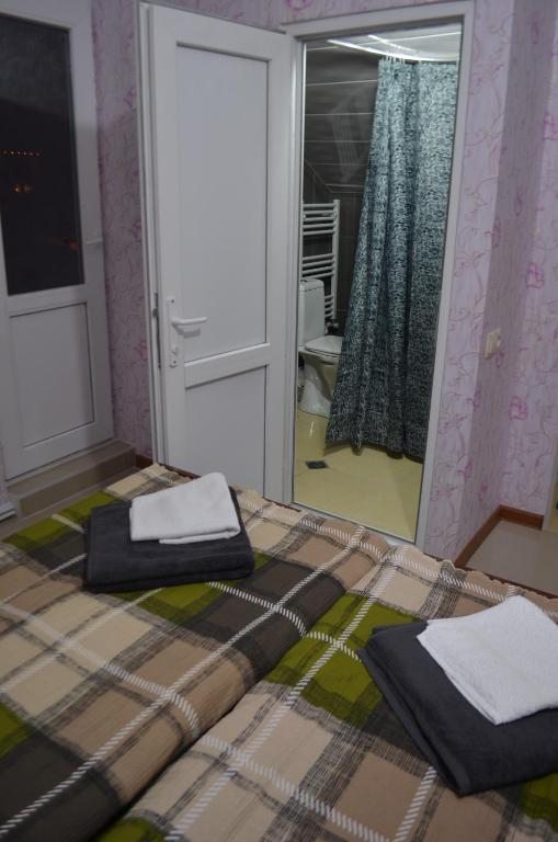 Четырехместный (Четырехместный номер с ванной комнатой) гостевого дома Тбилиси ААА