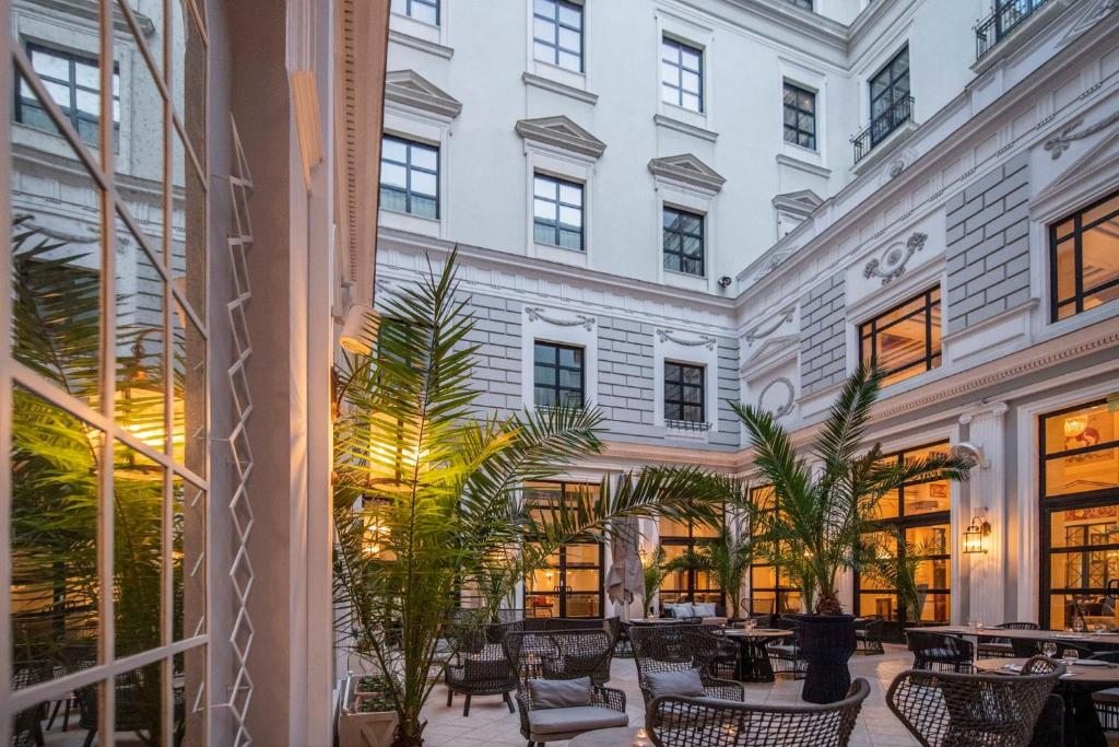 Двухместный (Просторный представительский номер с 1 кроватью размера «king-size» и доступом в представительский лаундж) отеля Tbilisi Marriott, Тбилиси