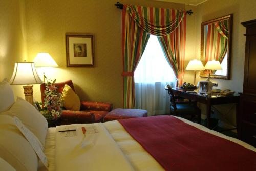 Двухместный (Двухместный номер с 1 кроватью или 2 отдельными кроватями и правом посещения представительского лаунджа) отеля Tbilisi Marriott, Тбилиси