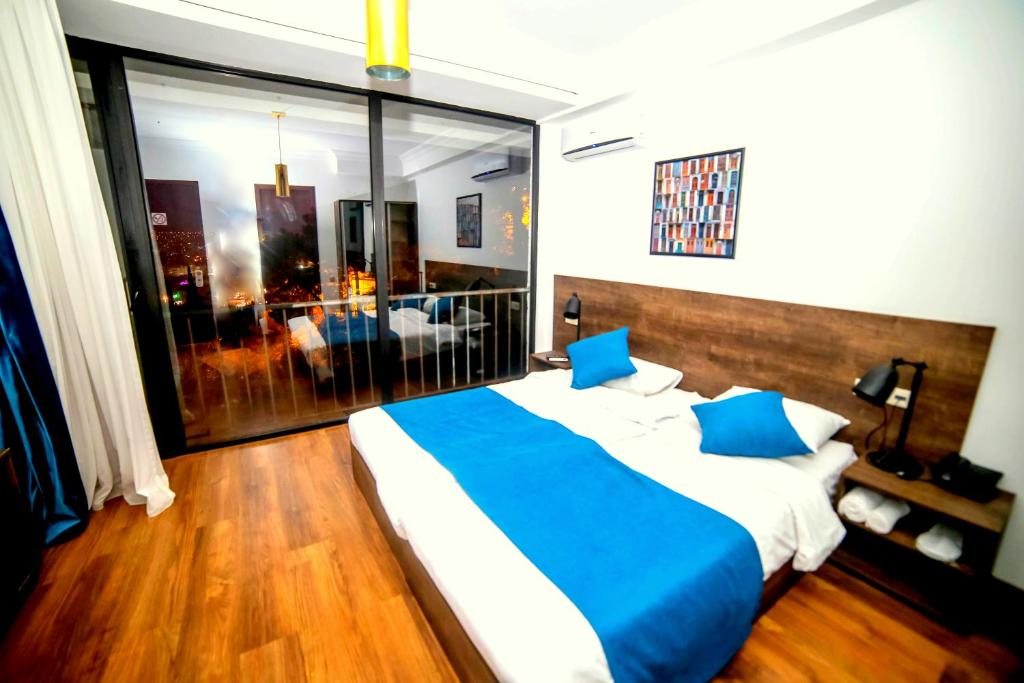 Двухместный (Стандартный двухместный номер с 1 кроватью или 2 кроватями и французским балконом) отеля Тбилиси