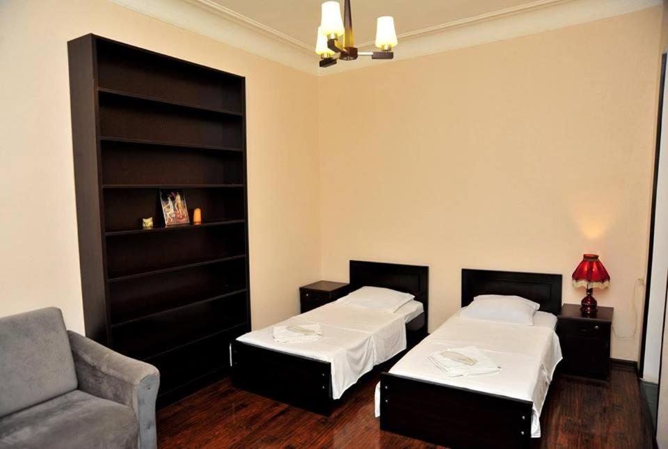 Двухместный (Стандартный номер с 2 односпальными кроватями и диваном) отеля Metekhi Eight, Тбилиси