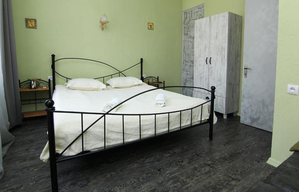 Двухместный (Двухместный номер Делюкс с 1 кроватью (для 2 взрослых и 1 ребенка)) отеля Terrace Garden, Тбилиси
