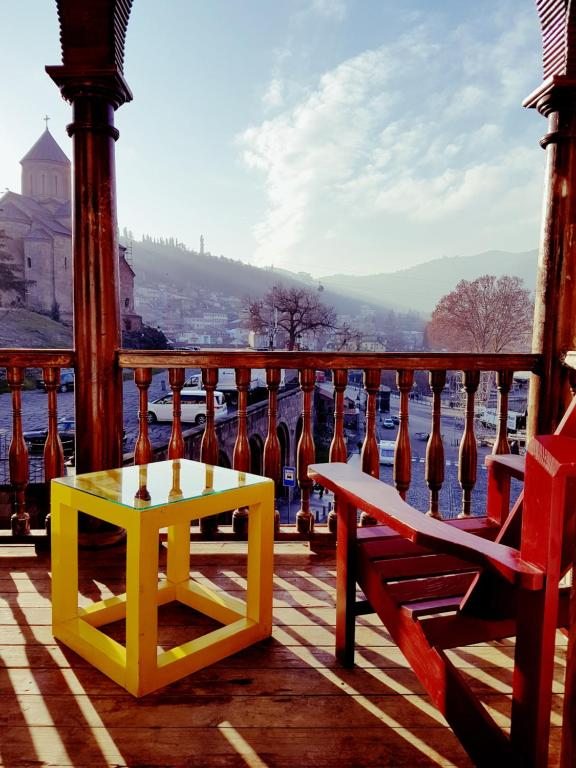 Трехместный (Трехместный номер с балконом и видом на город) отеля Tiflis Metekhi, Тбилиси