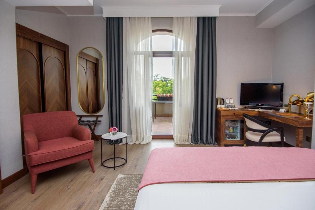 Двухместный (Двухместный номер Делюкс с 1 кроватью и балконом) отеля Tiflis Palace, Тбилиси
