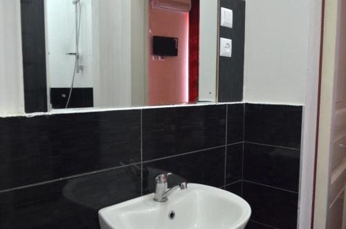 Семейный (Cемейный номер с отдельной ванной комнатой) гостевого дома TiflisLux Boutique, Тбилиси