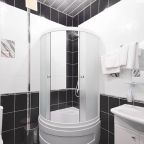 Ванная комната с душевой кабинкой