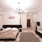 Помимо кровати, в номере есть два раскладных кресла-кровати