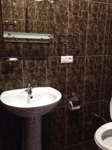 Двухместный (Двухместный номер с 1 кроватью или 2 отдельными кроватями и собственной ванной комнатой) отеля Vazi, Тбилиси