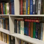 полки с книгами в свободном доступе