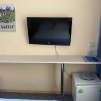телевизор и холодильник в номере