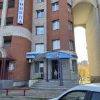 вход в гостиницу, придомовая парковка