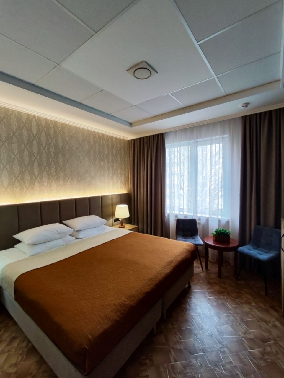 Одна  двухспальняя кровать