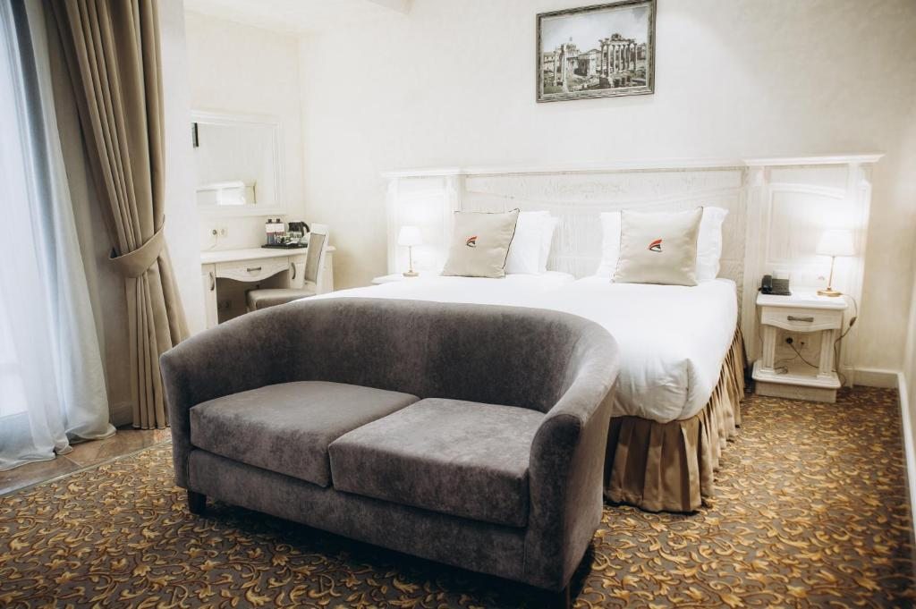 Двухместный (Улучшенный двухместный номер с 2 отдельными кроватями) отеля Коллизеум Марина, Батуми