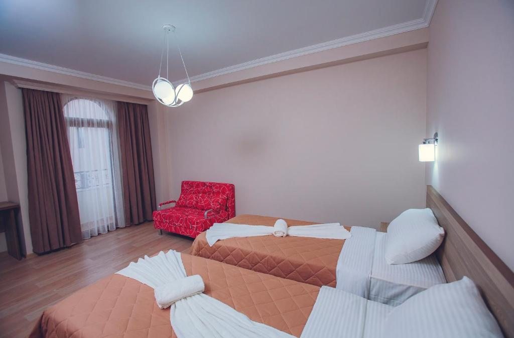 Двухместный (Двухместный номер с 1 кроватью или 2 отдельными кроватями и балконом) отеля Daisi Sunset Hotel, Батуми
