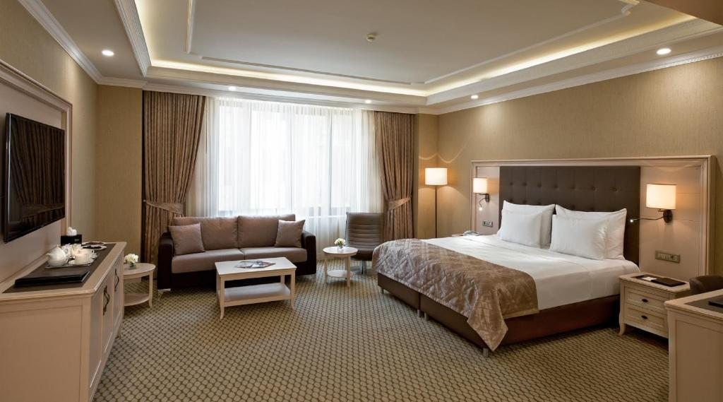 Сьюит (Люкс с пакетом бизнес-услуг) отеля Divan Suites Batumi, Батуми