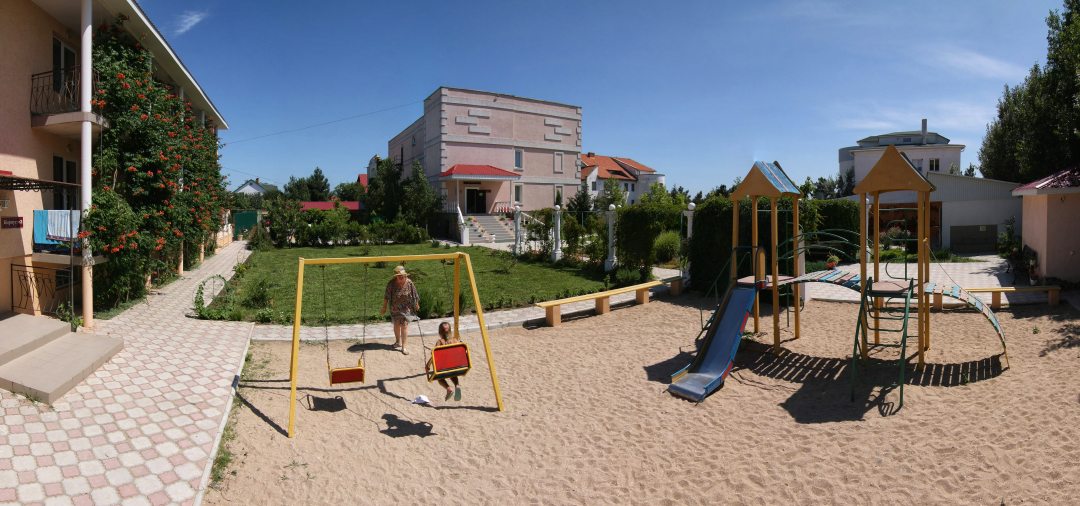 Детская площадка, Отель У моря