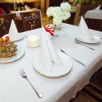 Сервировка столов в ресторане гранд отеля «Уют» 4*, Краснодар