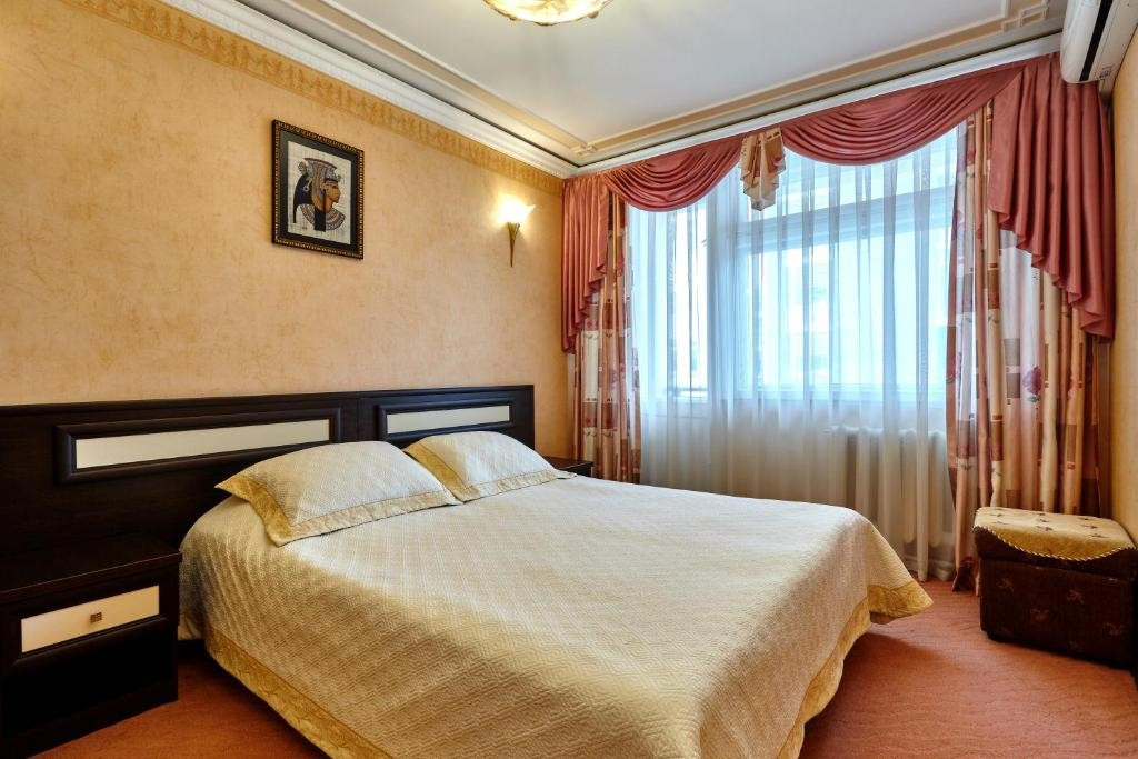 Номер с двуспальной кроватью в гостинице Екатерининский, Краснодар. Гостиница Екатерининский