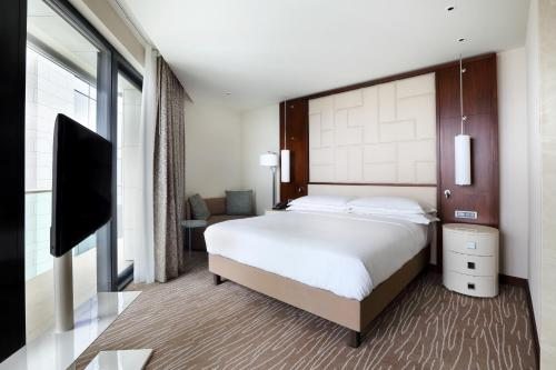 Двухместный (Представительский угловой номер с кроватью размера «king-size» и правом посещения лаунджа) отеля Hilton Batumi, Батуми
