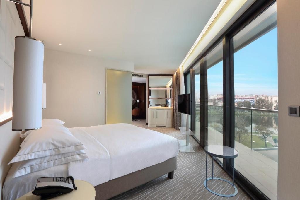 Трехместный (Номер Делюкс с кроватью размера «king-size» и балконом с видом на море) отеля Hilton Batumi, Батуми