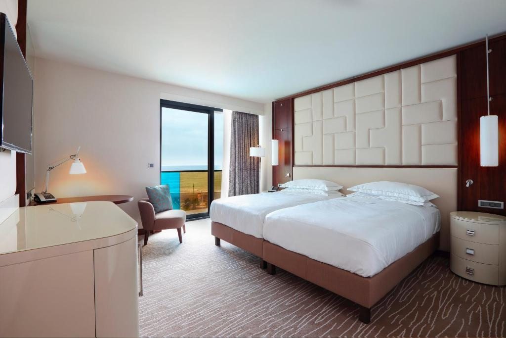 Двухместный (Представительский двухместный номер с 2 отдельными кроватями, балконом и видом на море) отеля Hilton Batumi, Батуми