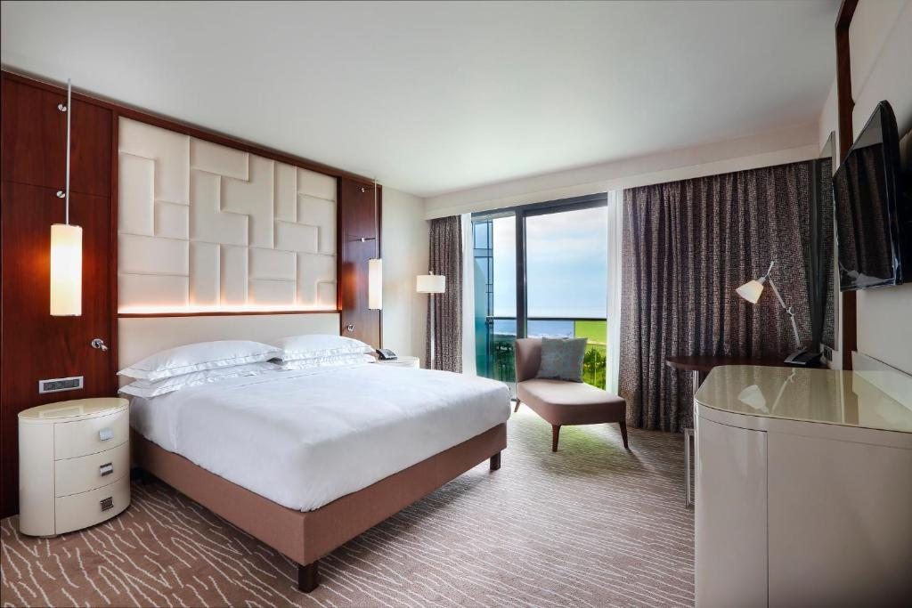 Трехместный (Номер с кроватью размера «king-size», балконом и видом на море) отеля Hilton Batumi, Батуми