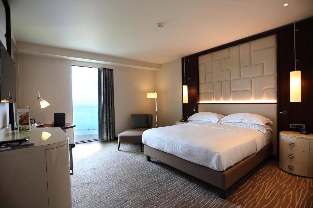 Трехместный (Представительский номер с кроватью размера «king-size» и правом посещения лаунджа, вид на море) отеля Hilton Batumi, Батуми