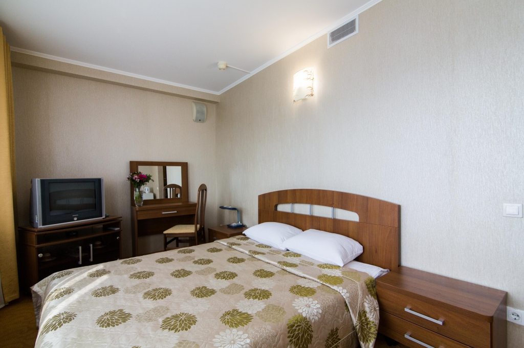 Одноместный (Комфорт с большой двуспальной кроватью) отеля Финанс Юг, Волгоград