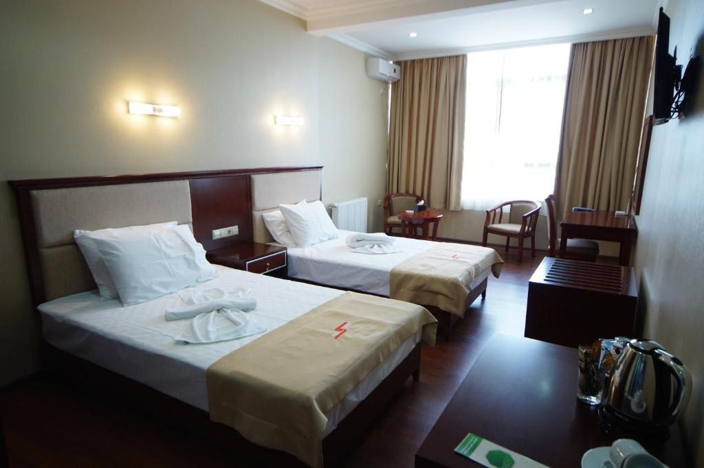 Двухместный (Просторный двухместный номер с 2 отдельными кроватями) отеля 725, Батуми